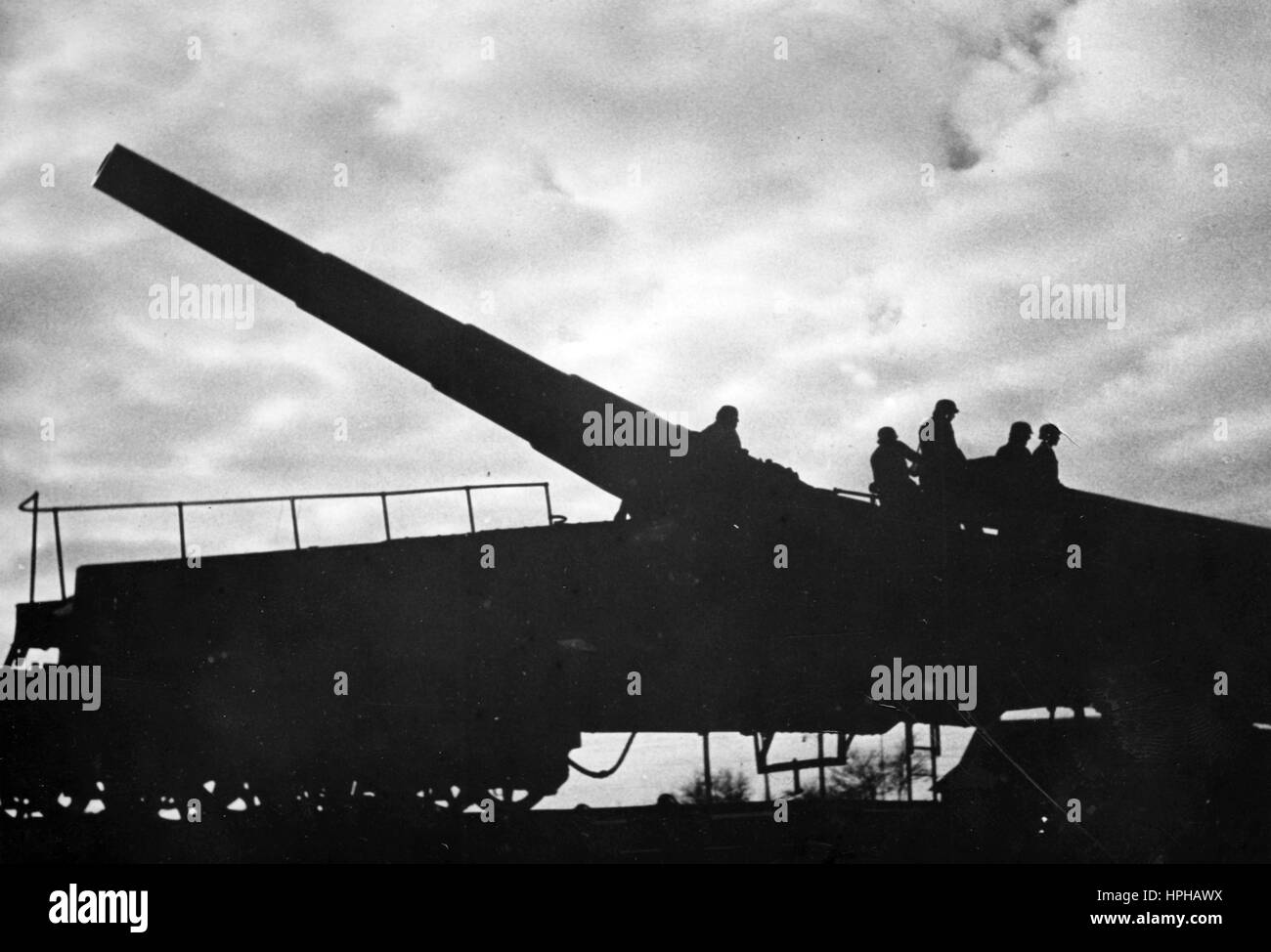 The Nazi propaganda image shows German Wehrmacht soldiers at on a heavy  railway gun at a base in the Atlantic coast. Published in August 1942. Fotoarchiv für Zeitgeschichte - NO WIRE SERVICE - | usage worldwide Stock Photo