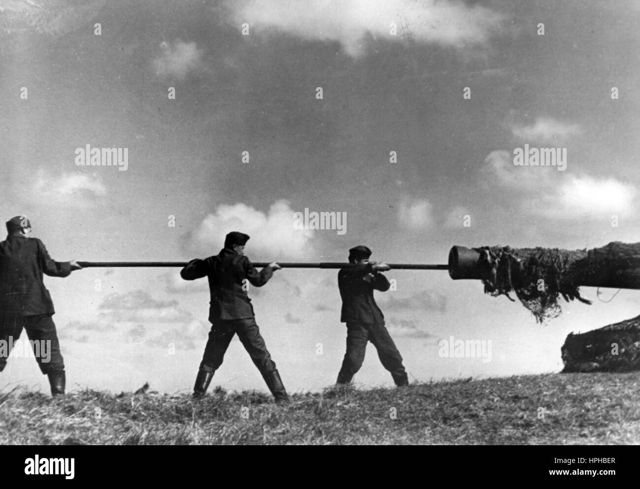 The Nazi propaganda image shows German Wehrmacht soldiers cleaning the barrel of a gun on the Channel Coast on the Western Front. Published in November 1940. Fotoarchiv für Zeitgeschichte - NOT FOR WIRE SERVICE - | usage worldwide Stock Photo