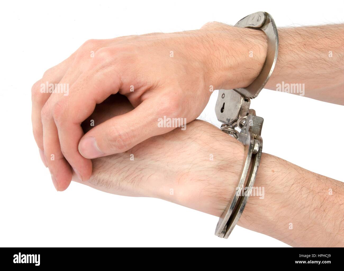 Парень надевает наручники. В наручниках. Руки в наручниках. Руки внаручиниках. Мужские руки в наручниках.