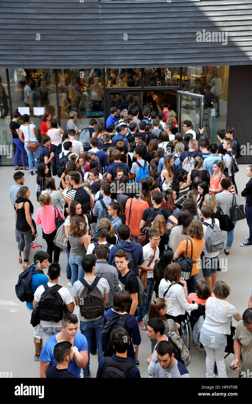 France, Pays de la Loire, Nantes, high school, students waiting at the