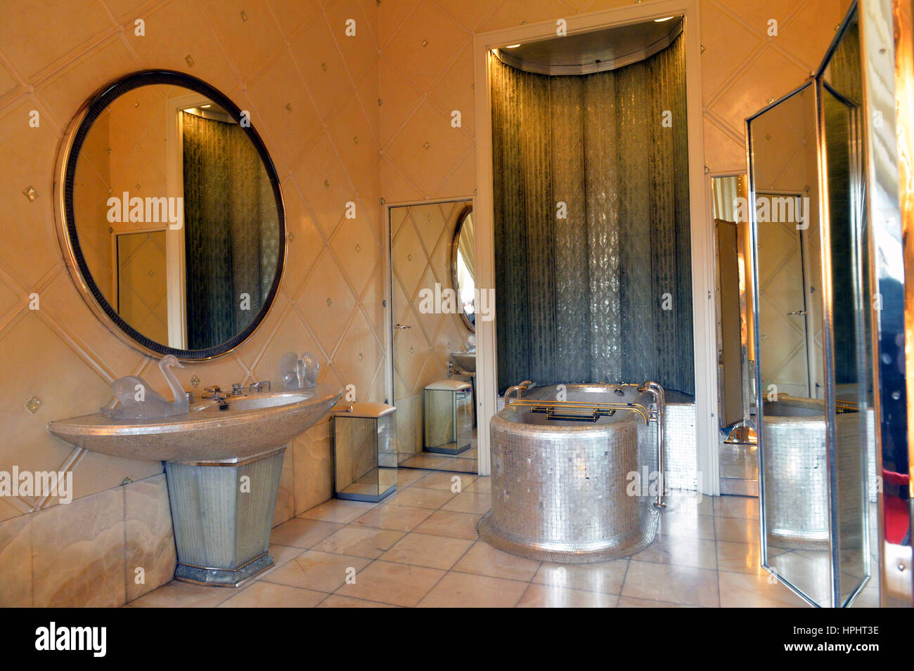 France, Paris, the Queen's bathroom created in 1938 for the visit to France of King VI of