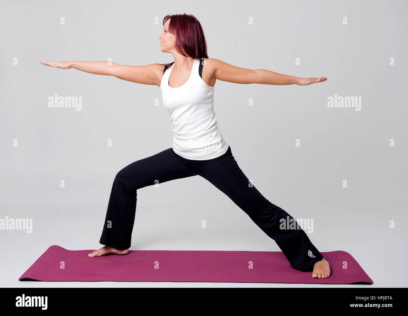 Model released , Jogauebung, Der Krieger - woman does yoga Stock Photo