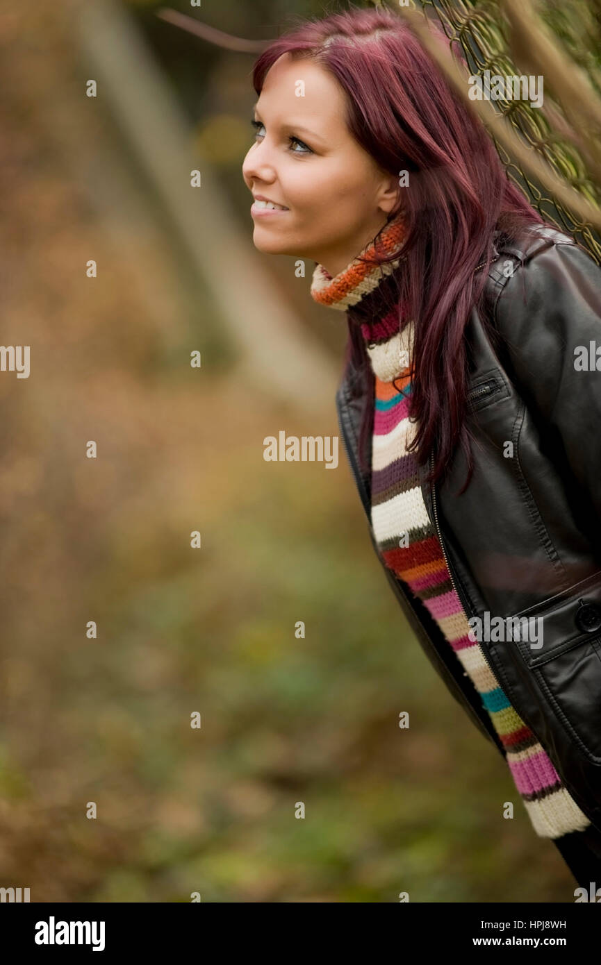 Model released , Rothaarige, junge Frau im Herbst - red haired woman in  autumn Stock Photo - Alamy