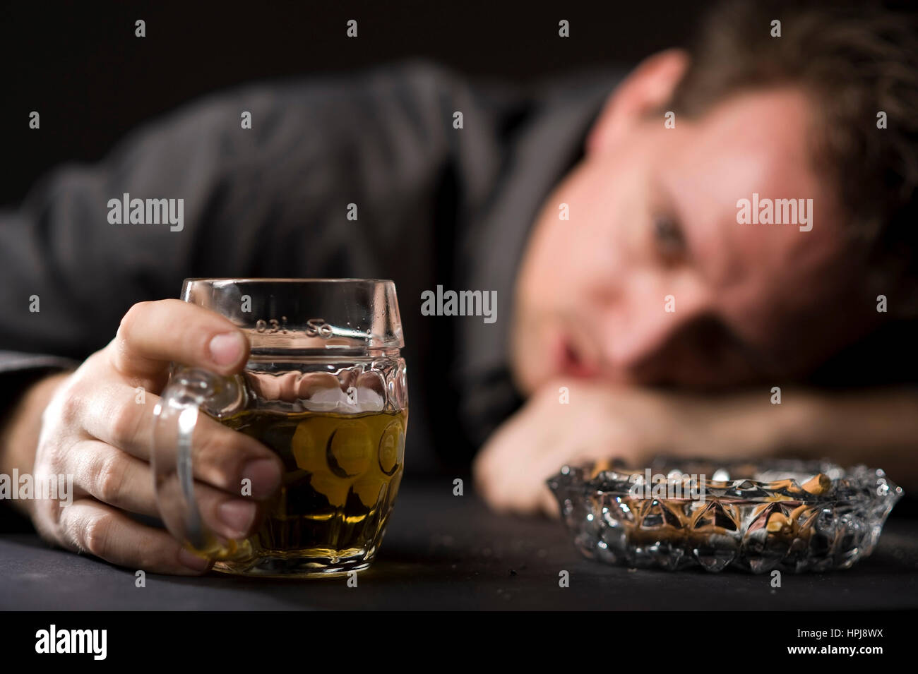 Кошмары после запоя. Мужчины выпивают. Алкоголик в баре. Парень с алкоголем. Мужик пьет.
