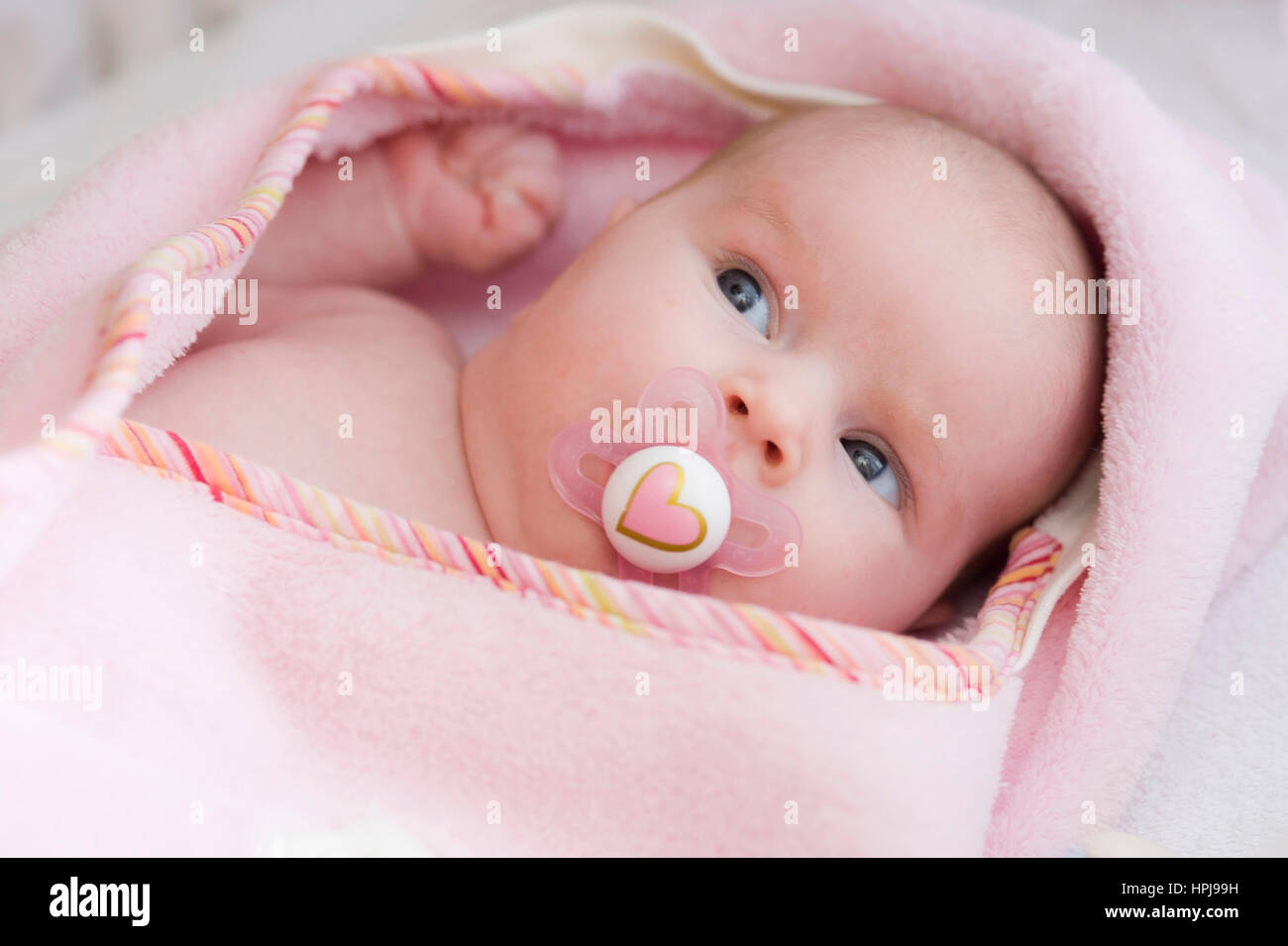 Model released , Baby mit Schnuller, 1 Monat - baby Stock Photo