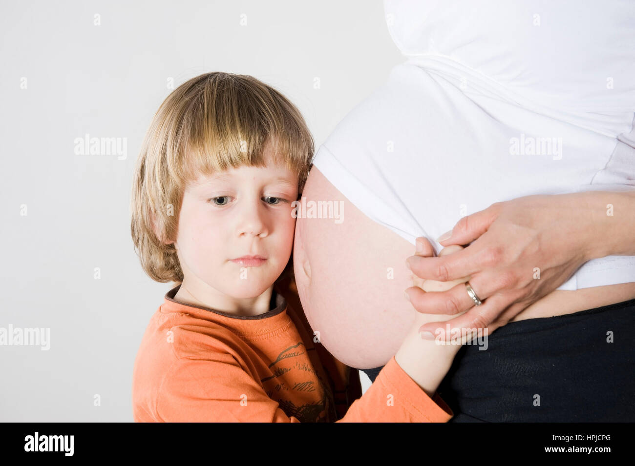 Model released , Schwangere Mutter und Sohn - pregnant mother and son Stock Photo