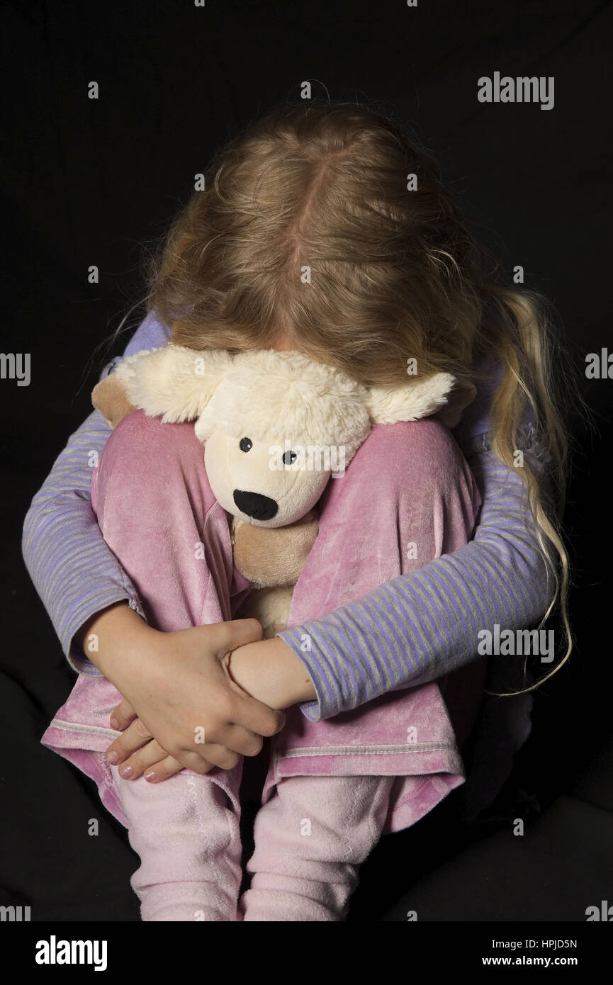 Model released , Maedchen kauert, Symbolbild Kindesmissbrauch - symbolic for child assault Stock Photo