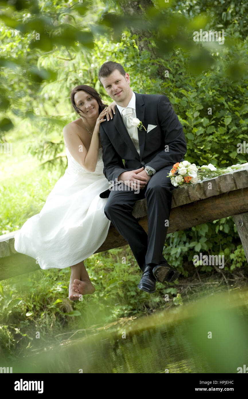 Menschen sitzen am steg am teich hires stock photography and images