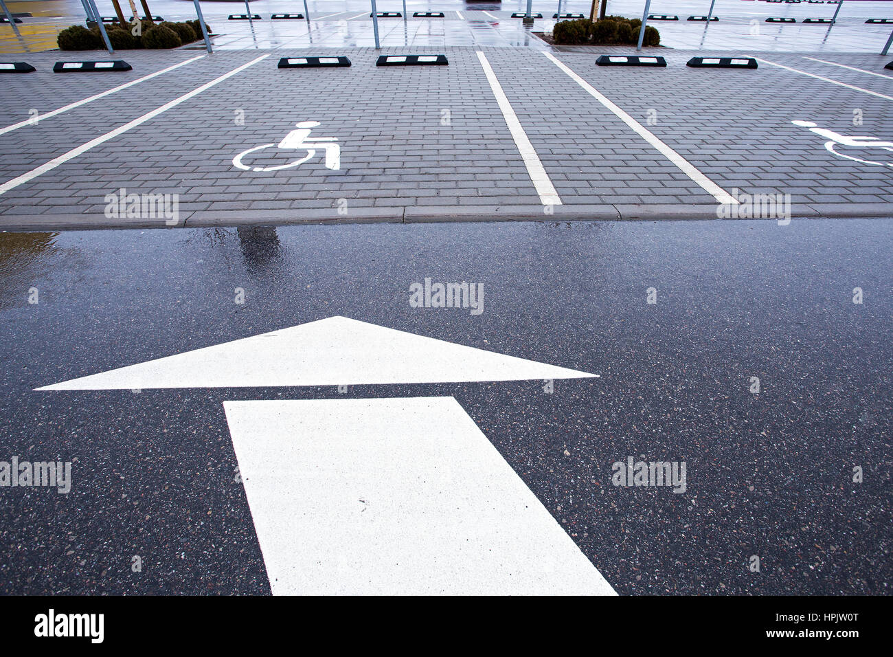 Empty mall parking hi-res stock photography and images - Alamy
