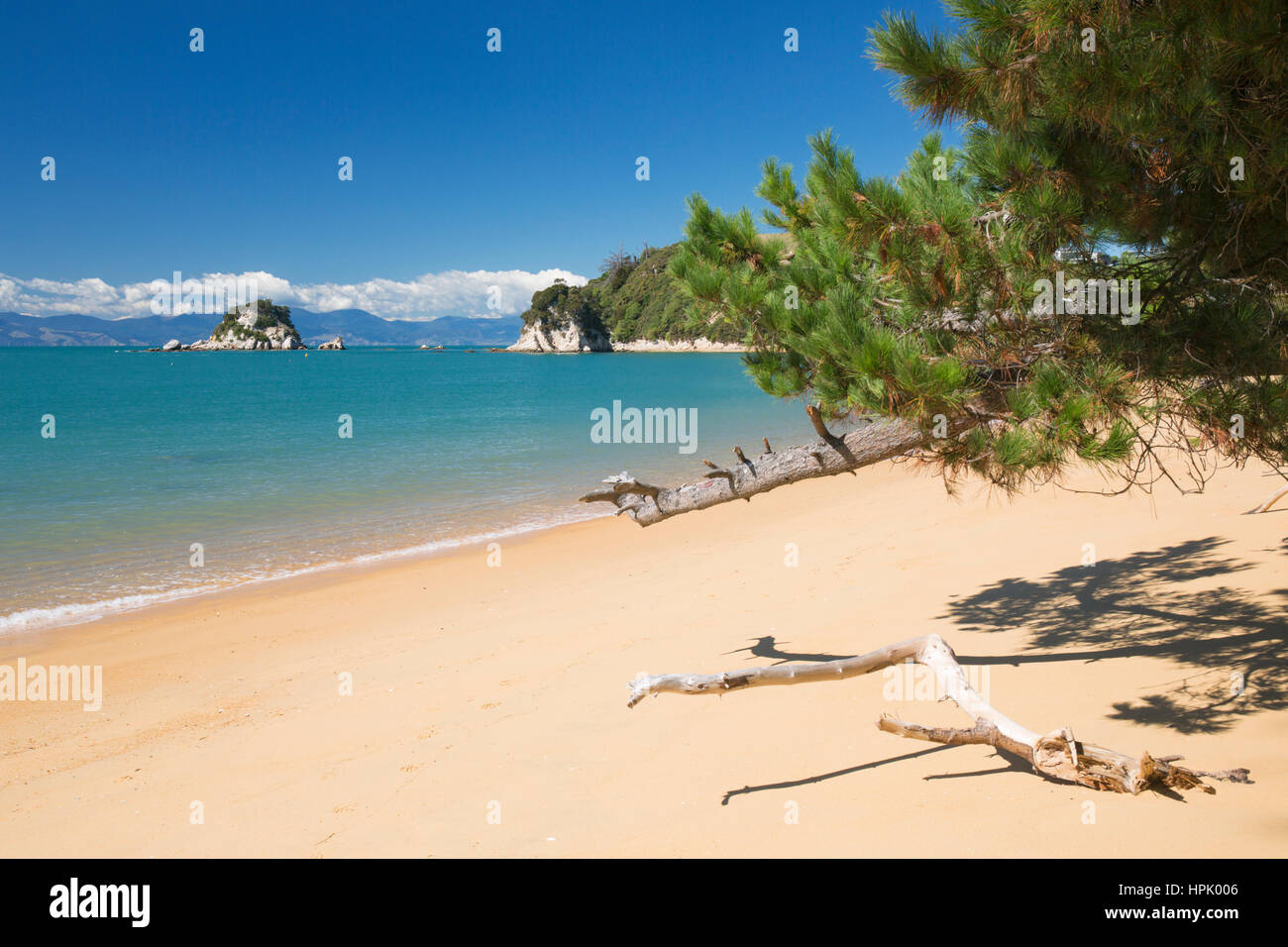 Kaiteriteri, Tasman, New Zealand. View across Tasman Bay from the sandy beach at Little Kaiteriteri, Torlesse Rock visible offshore. Stock Photo