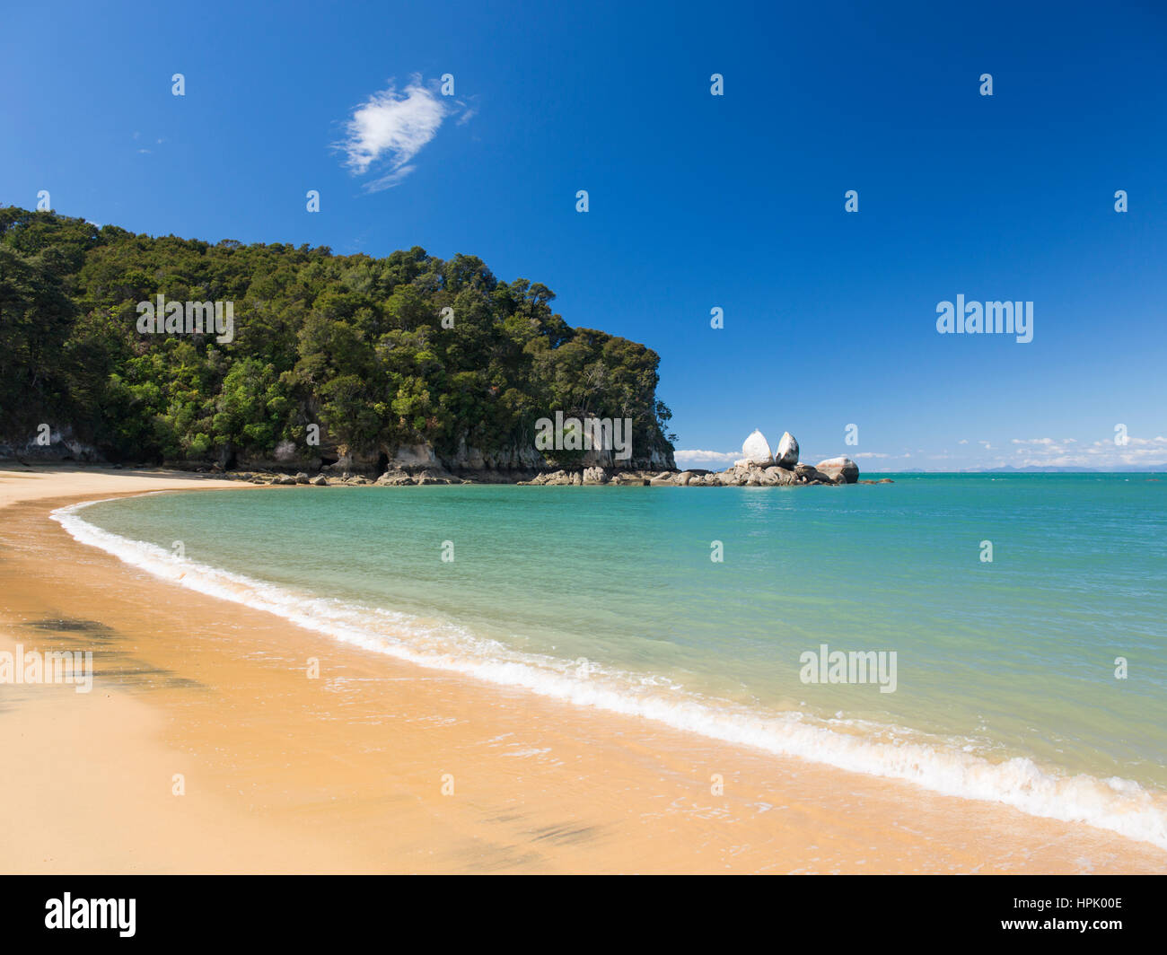 Kaiteriteri, Tasman, New Zealand. View to Split Apple Rock from the sandy beach at Towers Bay. Stock Photo