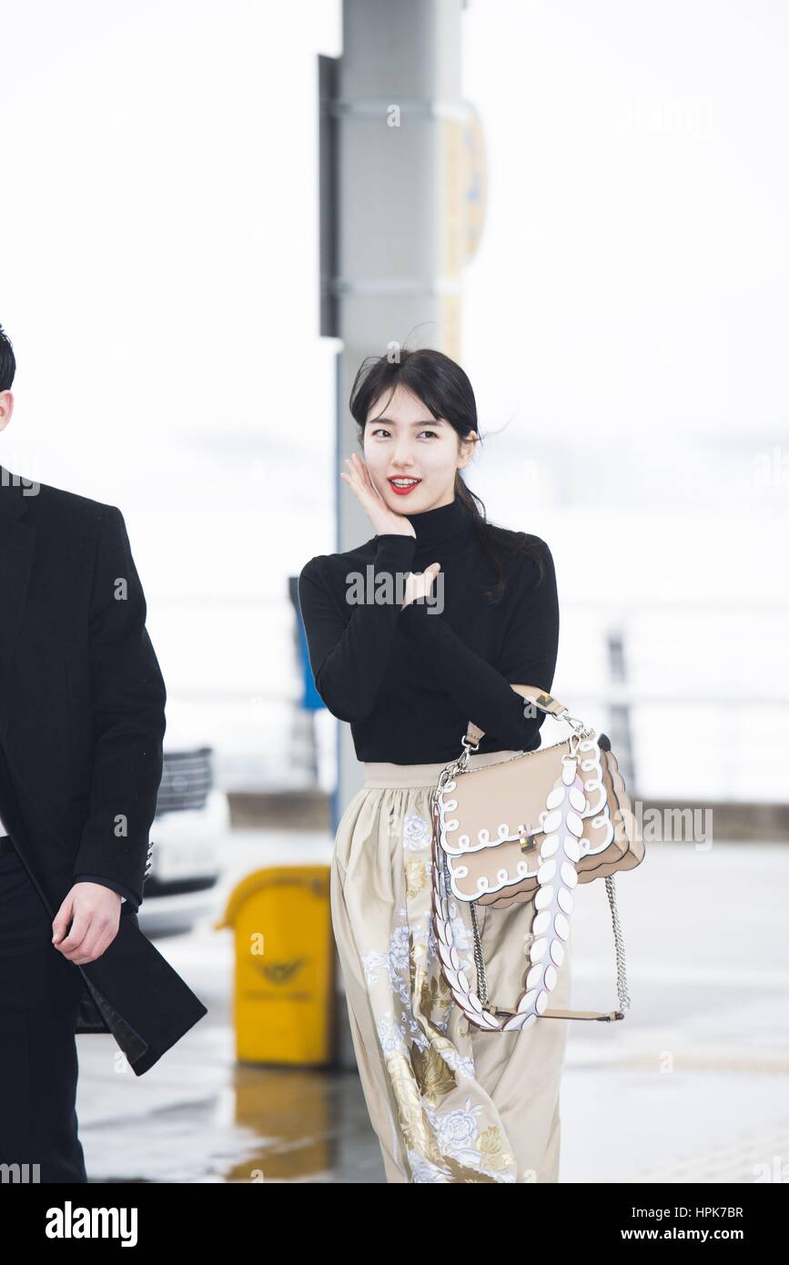 Seoul, Korea. 22nd Feb, 2017. Suzy on the Incheon International Airport  flies Italy for Milan fashion week in Seoul, Korea on 22th February,  2017.(China and Korea Rights Out) Credit: TopPhoto/Alamy Live News