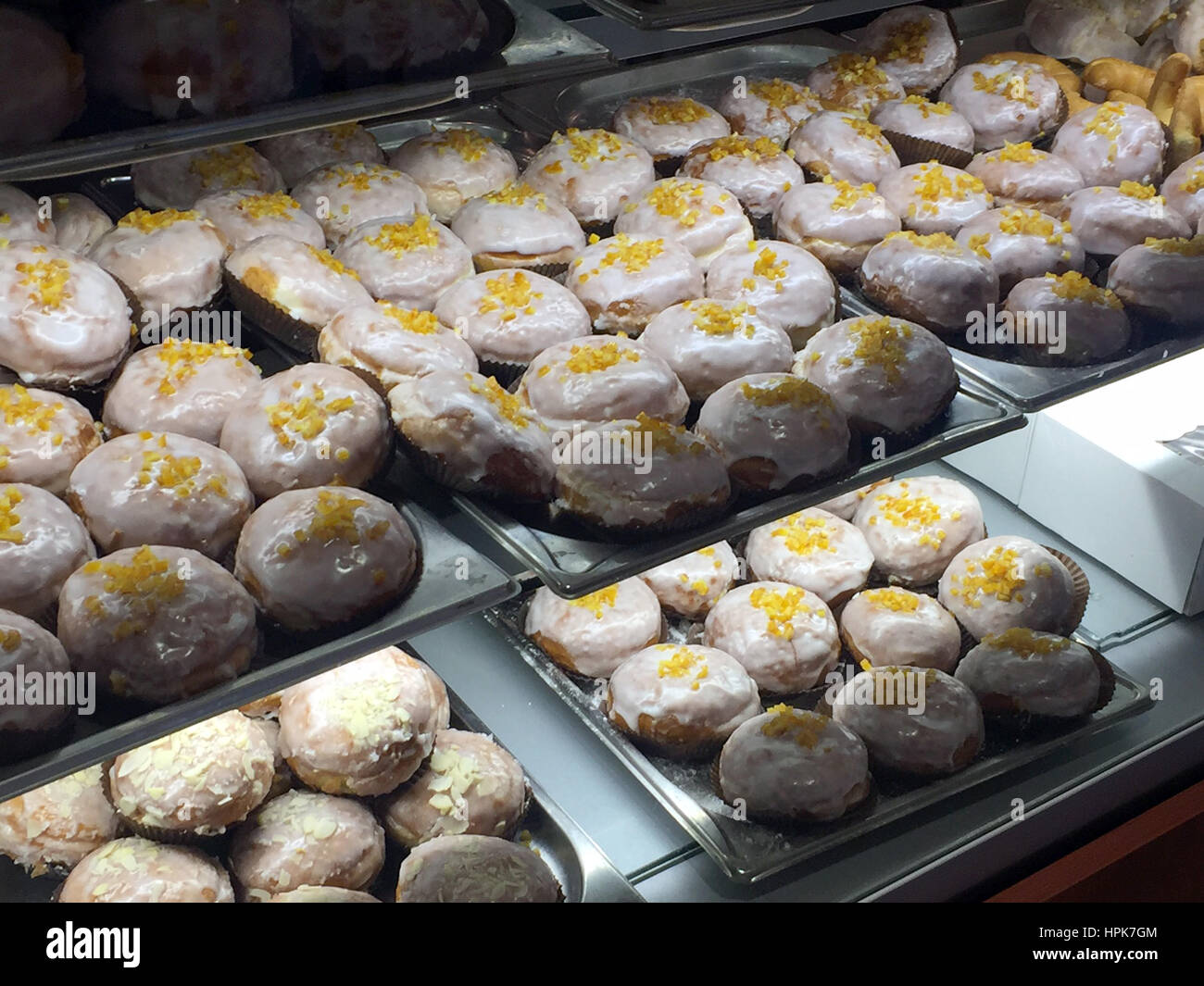 Warsaw, Poland. 22nd Feb, 2017. Pancakes on display in a patisserie on the Nowy Swiat in Warsaw, Poland, 22 February 2017. Numerous Poles have been waiting there for sweets: with sweet and particularly greasy pastries they will celebrate the favorite holiday day of Polish sweets 'Fat Thursday' (tlusty czwartek). Photo: Natalie Skrzypczak/epa Scanpix Sweden/dpa/Alamy Live News Stock Photo