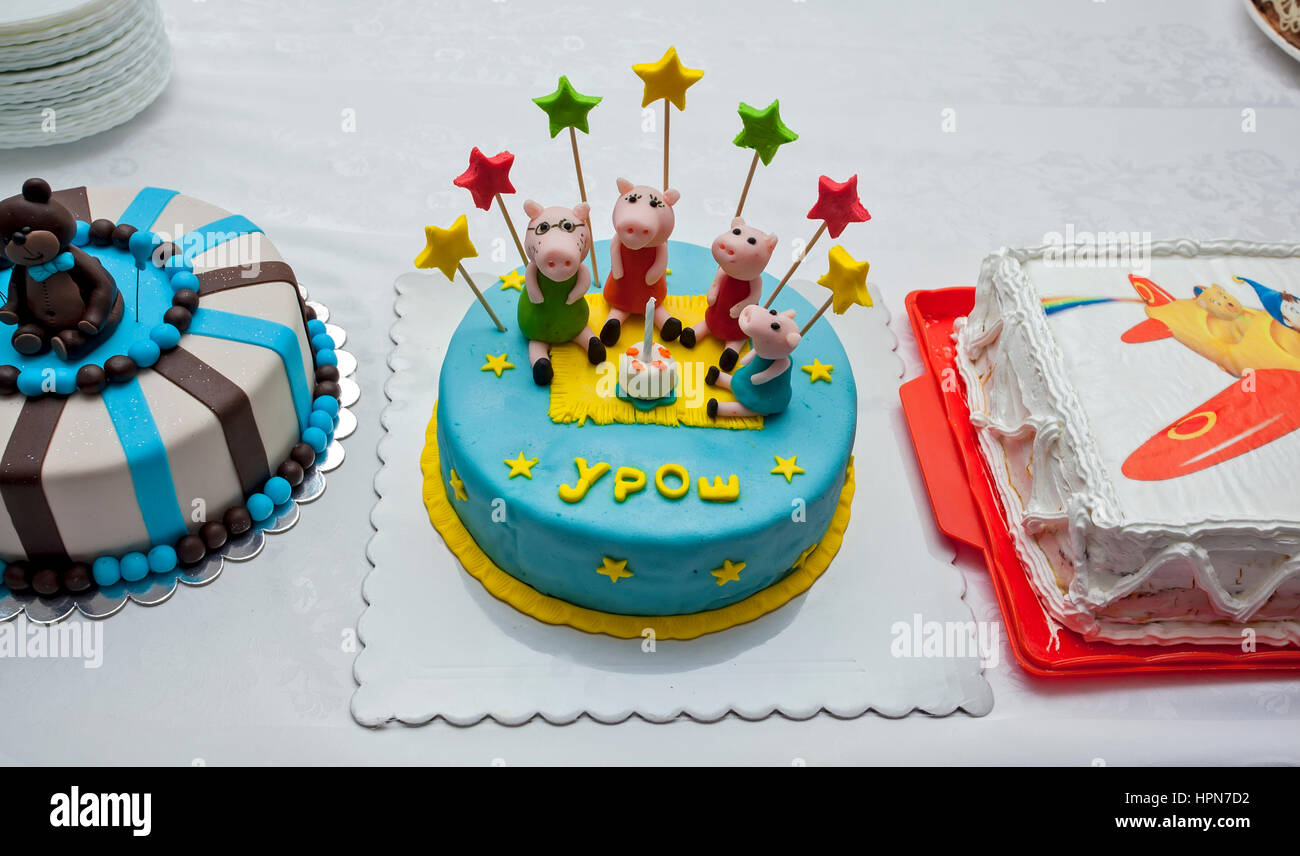 Peppa pig birthday cake hi-res stock photography and images - Alamy