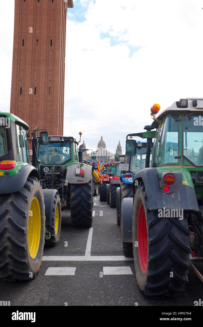 500 tractors at farmers protest at Placa d'Espanya, Barcelona, calling for greater government support and respect of the farming sector, 28 January 20 Stock Photo