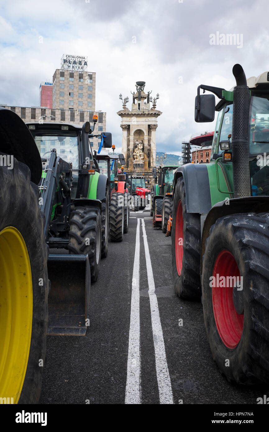 500 tractors at farmers protest at Placa d'Espanya, Barcelona, calling for greater government support and respect of the farming sector, 28 January 20 Stock Photo