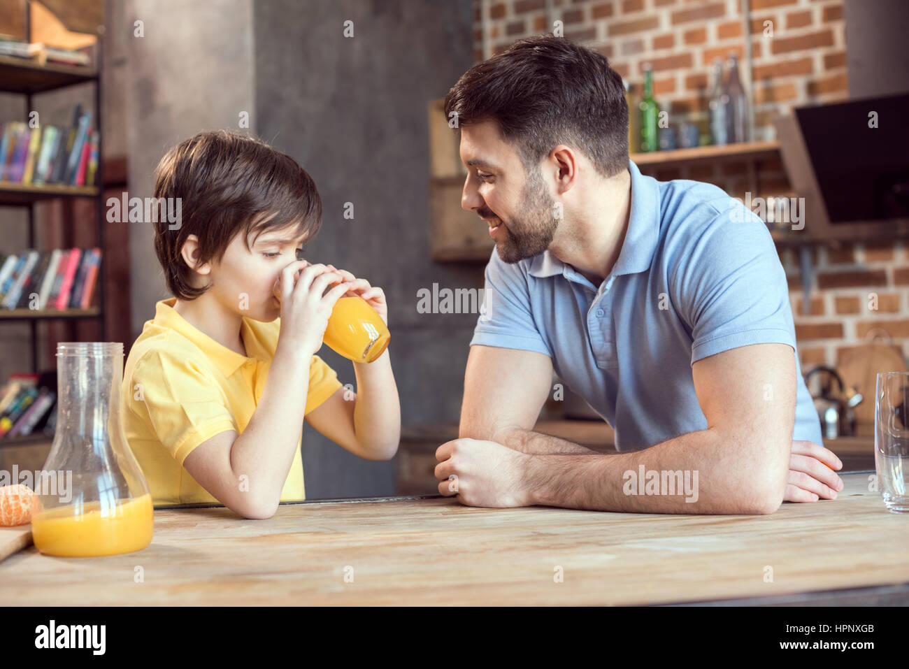 девушка сына пьет