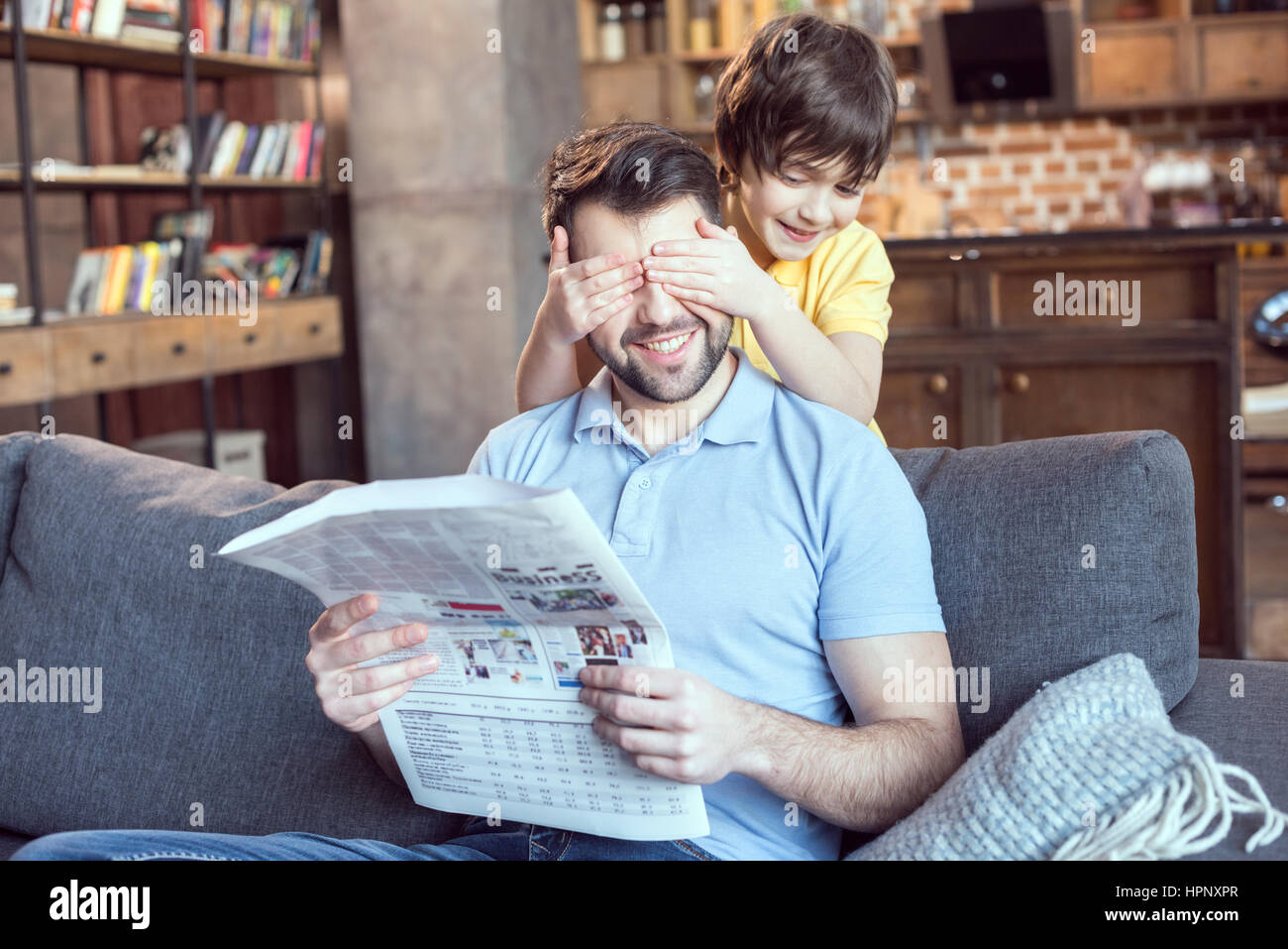 семья с газетой. семья с газетой. газета для папы. арт папа читает газету и дочка. читает газету иллюстрация.