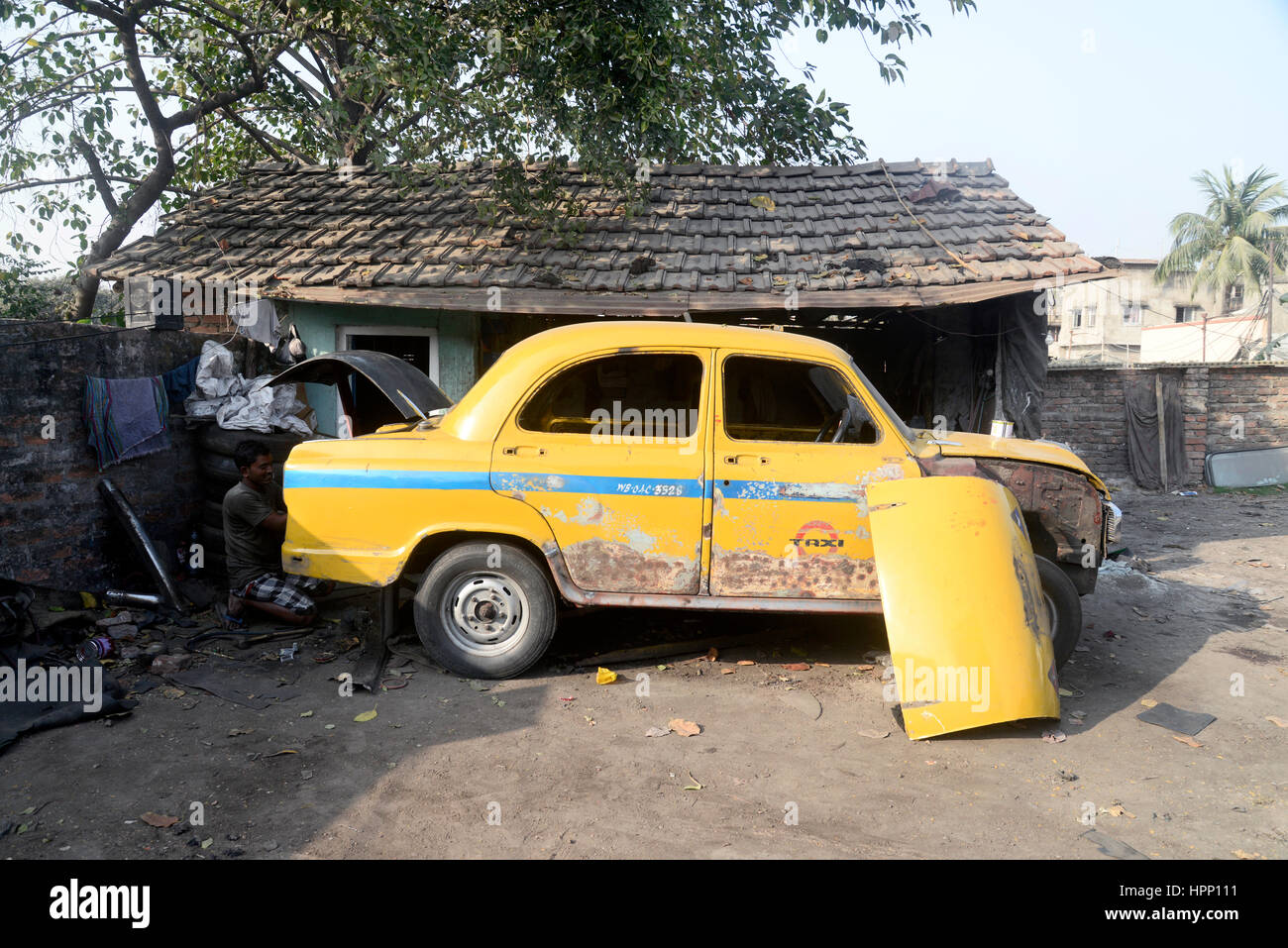 Kolkata India 23rd Feb 2017 A Small Garage Or Workshop Repairs Ambassador Car Hindustan Motors Announced That The Company Has Made Agreement With French Peugeot Sa Group To Sell The Ambassador Brand