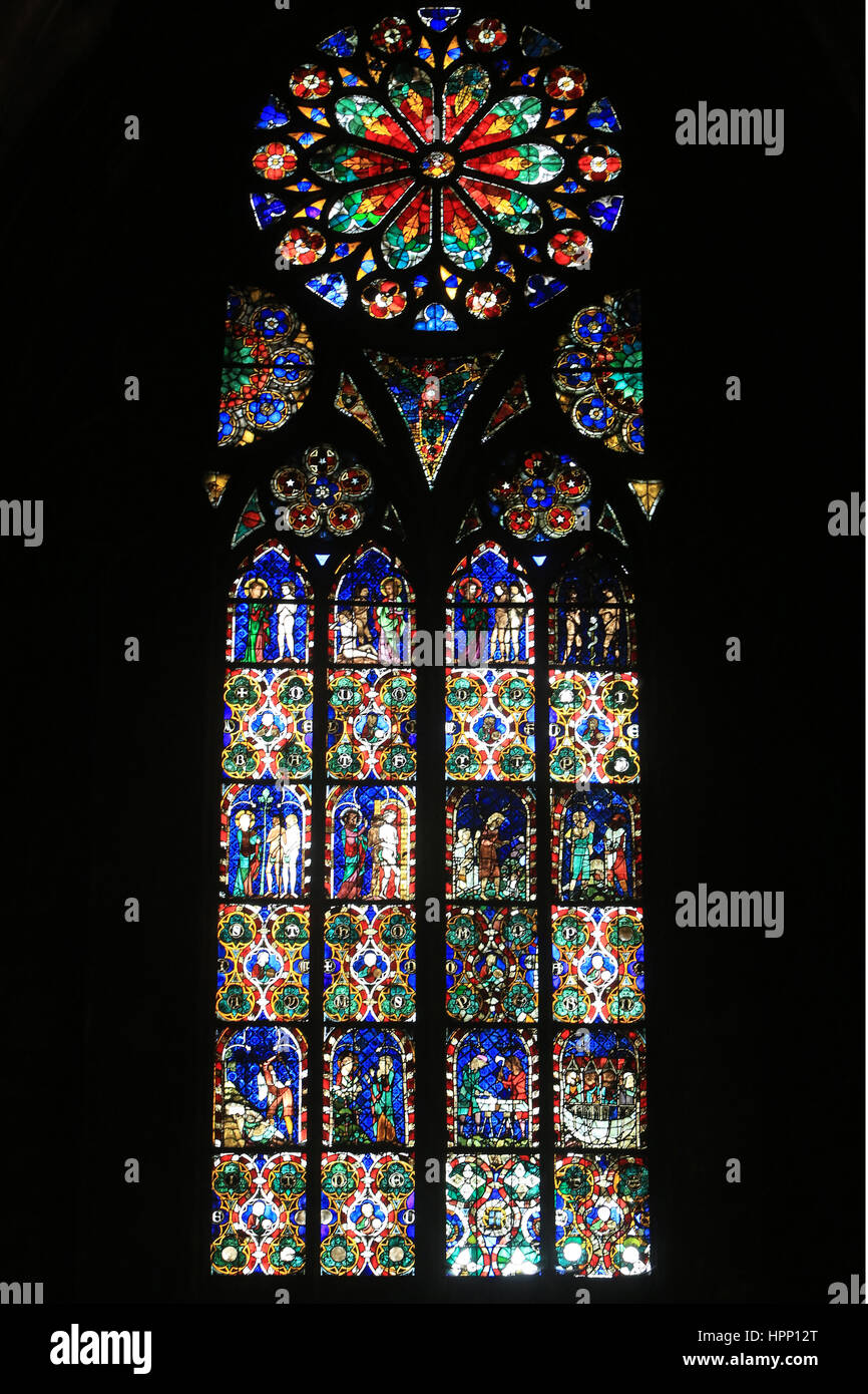 La grande verrière du XIII ème siècle représentant des épisodes du Jugement Dernier, fenêtre côté Sud du narthex. Our Lady of Strasbourg Cathedral. Stock Photo