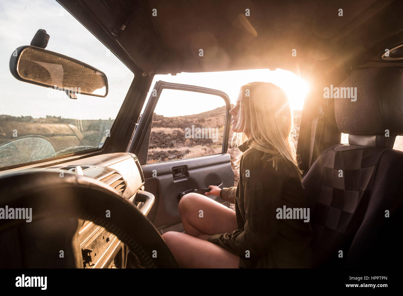 Девушка блондинка в машине. Блондинка садится в машину. Кабриолет и красивая девушка. Женщина за рулем. Фотосессия с машиной в платье.