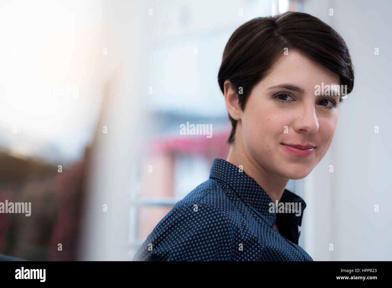 Portrait of smiling woman Stock Photo - Alamy