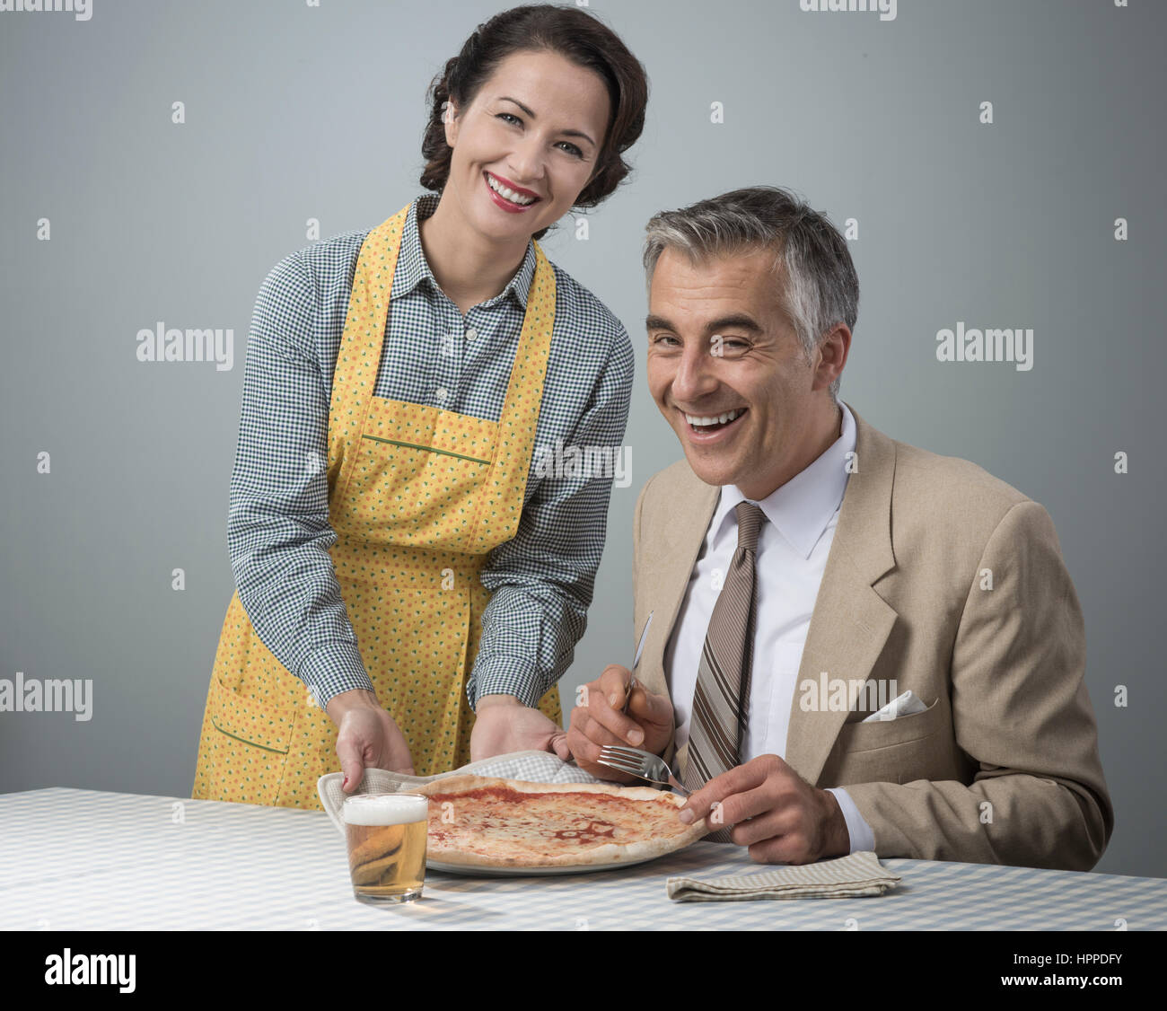 жена обслуживает мужа. жена обслуживает мужа. парень среди девушек. муж и жена обедают. женщина прислуживает мужчине.