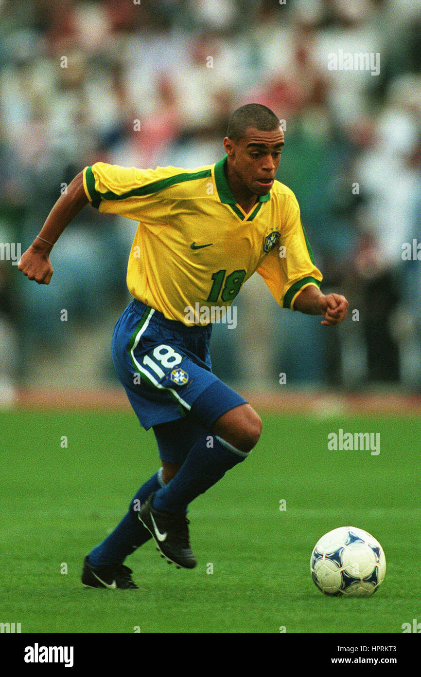 Denilson: Brazil were too confident in 2005 final