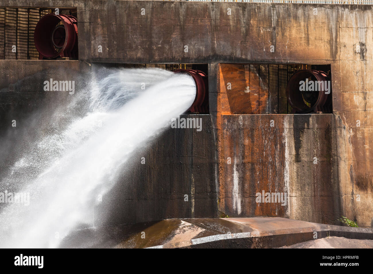 Inanda Dam fill to capacity and water flowing over the high wall Stock ...