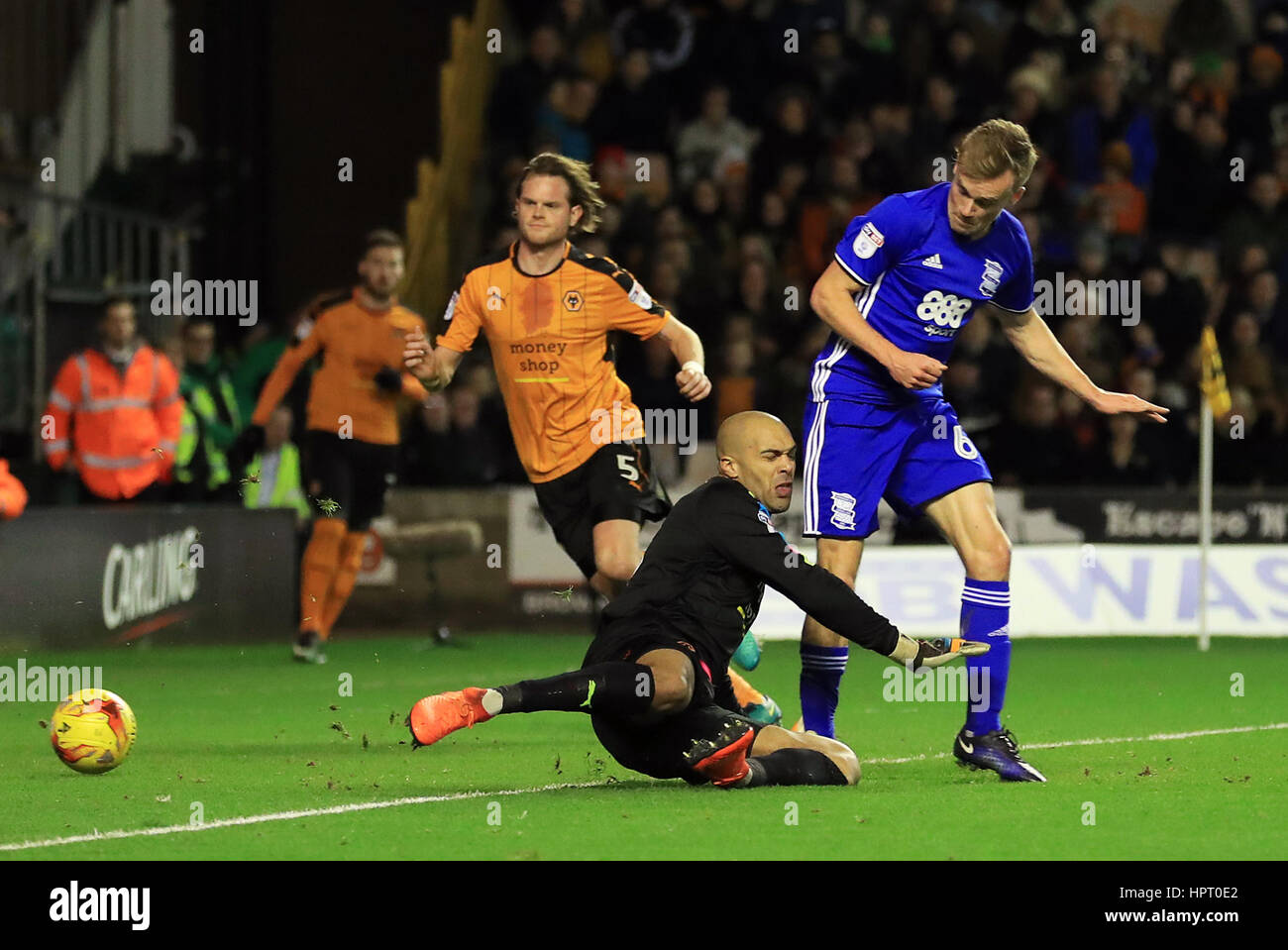 Birmingham City's Maikel Kieftenbeld scores his side's first goal during the Sky Bet Championship match at Molineux, Wolverhampton. Stock Photo