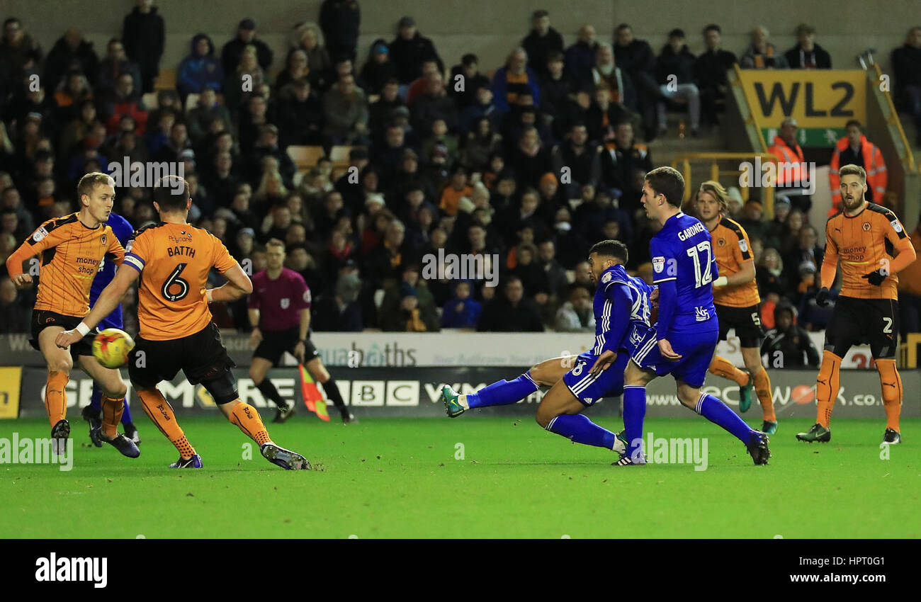 Birmingham City's David Davis scores his side's second goal during the Sky Bet Championship match at Molineux, Wolverhampton. Stock Photo