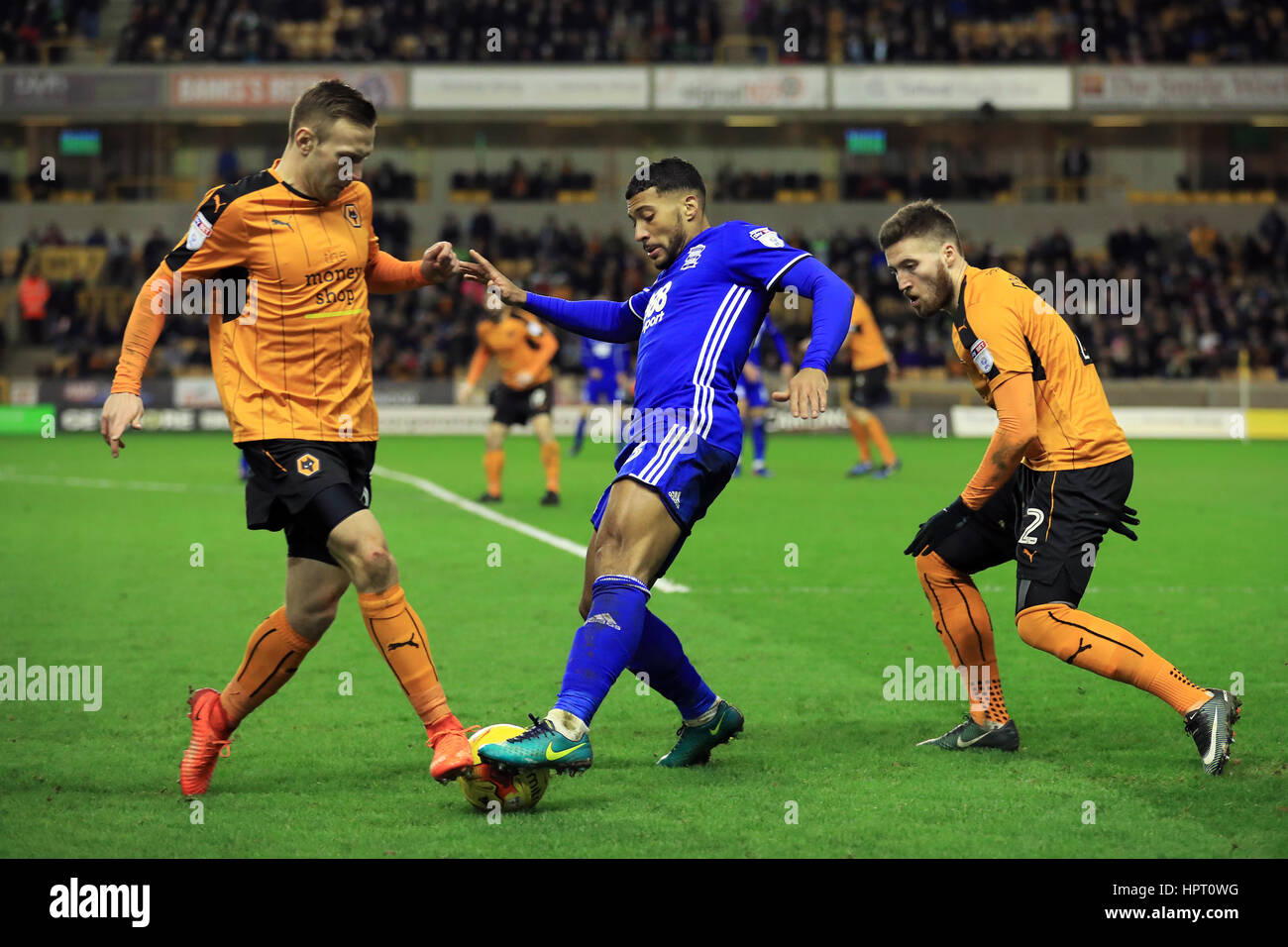 Birmingham City's David Davis (centre) in action with Wolverhampton Wanderers' Andreas Weimann (left) and Matt Doherty during the Sky Bet Championship match at Molineux, Wolverhampton. Stock Photo