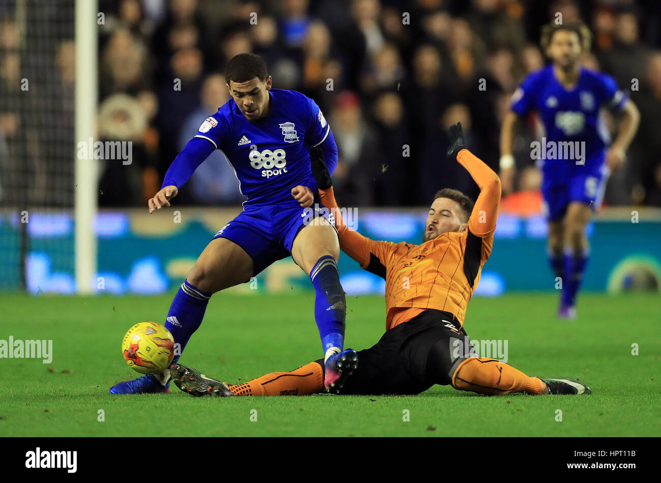 Birmingham City's Che Adams (left) and Wolverhampton Wanderers' Matt Doherty battle for the ball during the Sky Bet Championship match at Molineux, Wolverhampton. Stock Photo