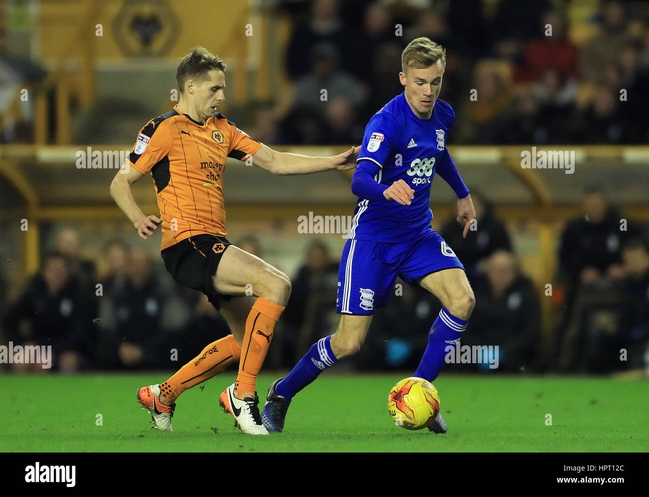 Wolverhampton Wanderers' David Edwards (left) and Birmingham City's Maikel Kieftenbeld battle for the ball during the Sky Bet Championship match at Molineux, Wolverhampton. Stock Photo