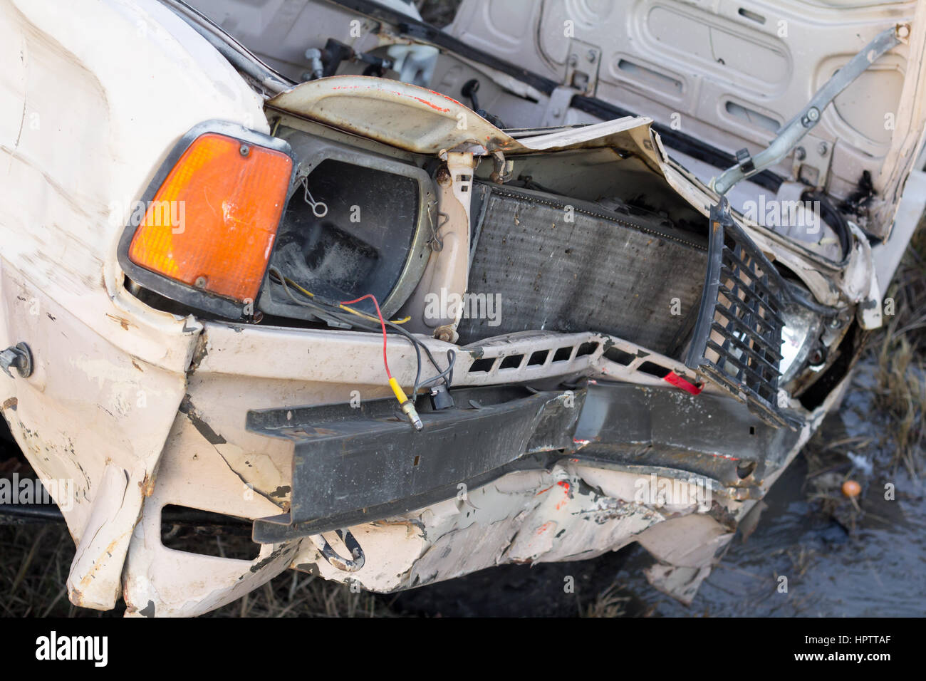 Accident damaged vehicle hi-res stock photography and images - Alamy