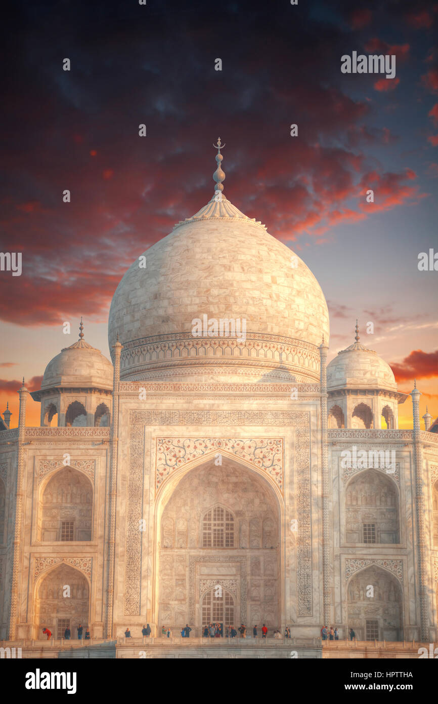 Taj Mahal . white marble mausoleum on the south bank of the Yamuna ...