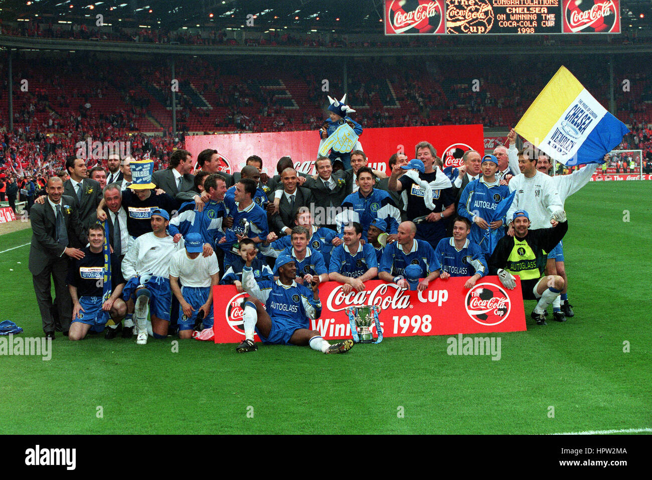 CHELSEA FOOTBALL TEAM COCA COLA CUP WINNERS 1998 30 March 1998 Stock Photo  - Alamy