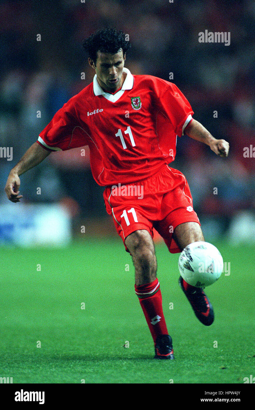 PA NEWS PHOTO 25/7/98 MANCHESTER UNITED'S RYAN GIGGS DURING A PRE Season 106039166