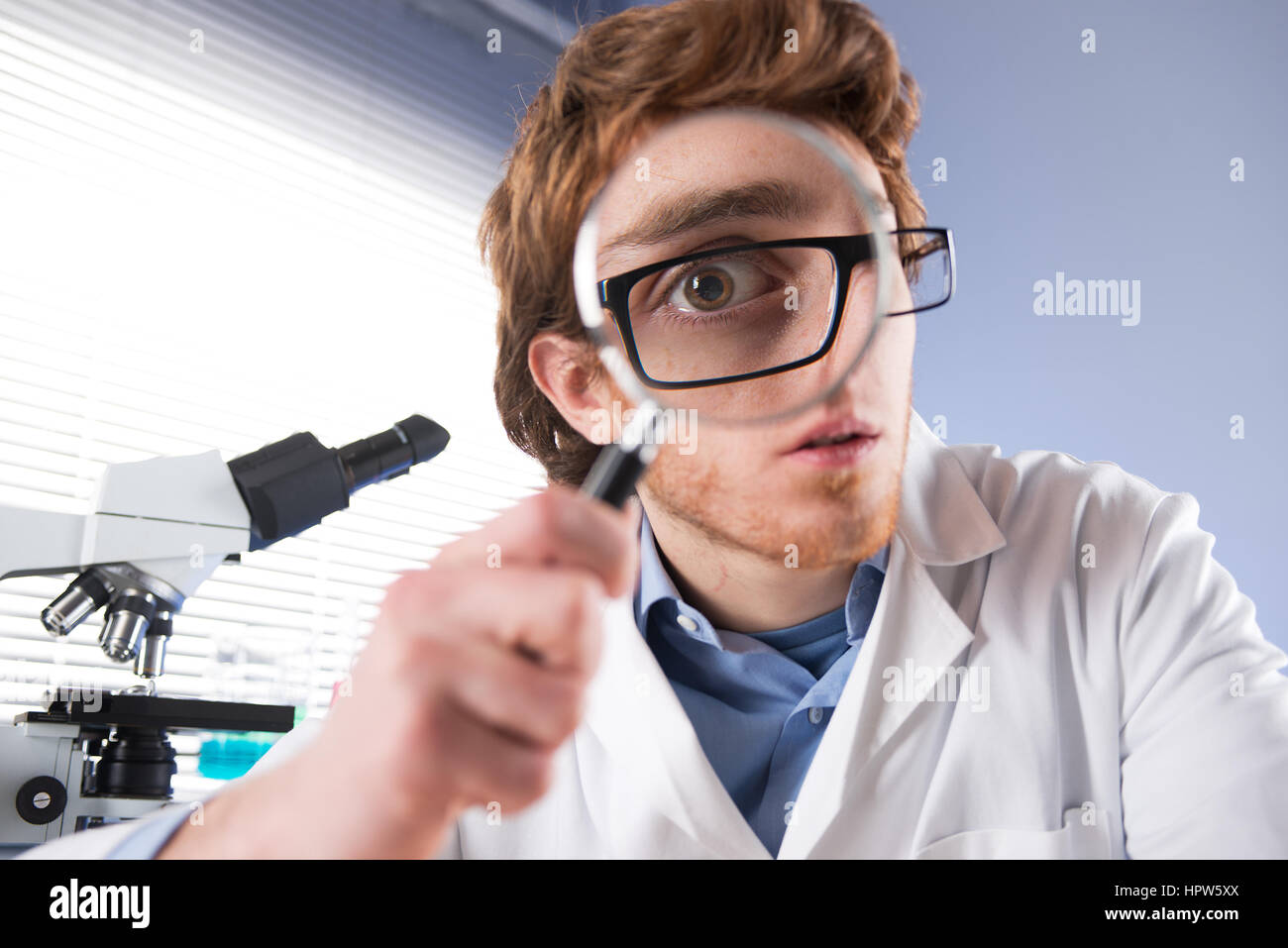 Основные типы туристов. Ученый с увеличительным стеклом. Основные типы ролей. Кто такие учёные и исследователи. Тип человека исследователь.