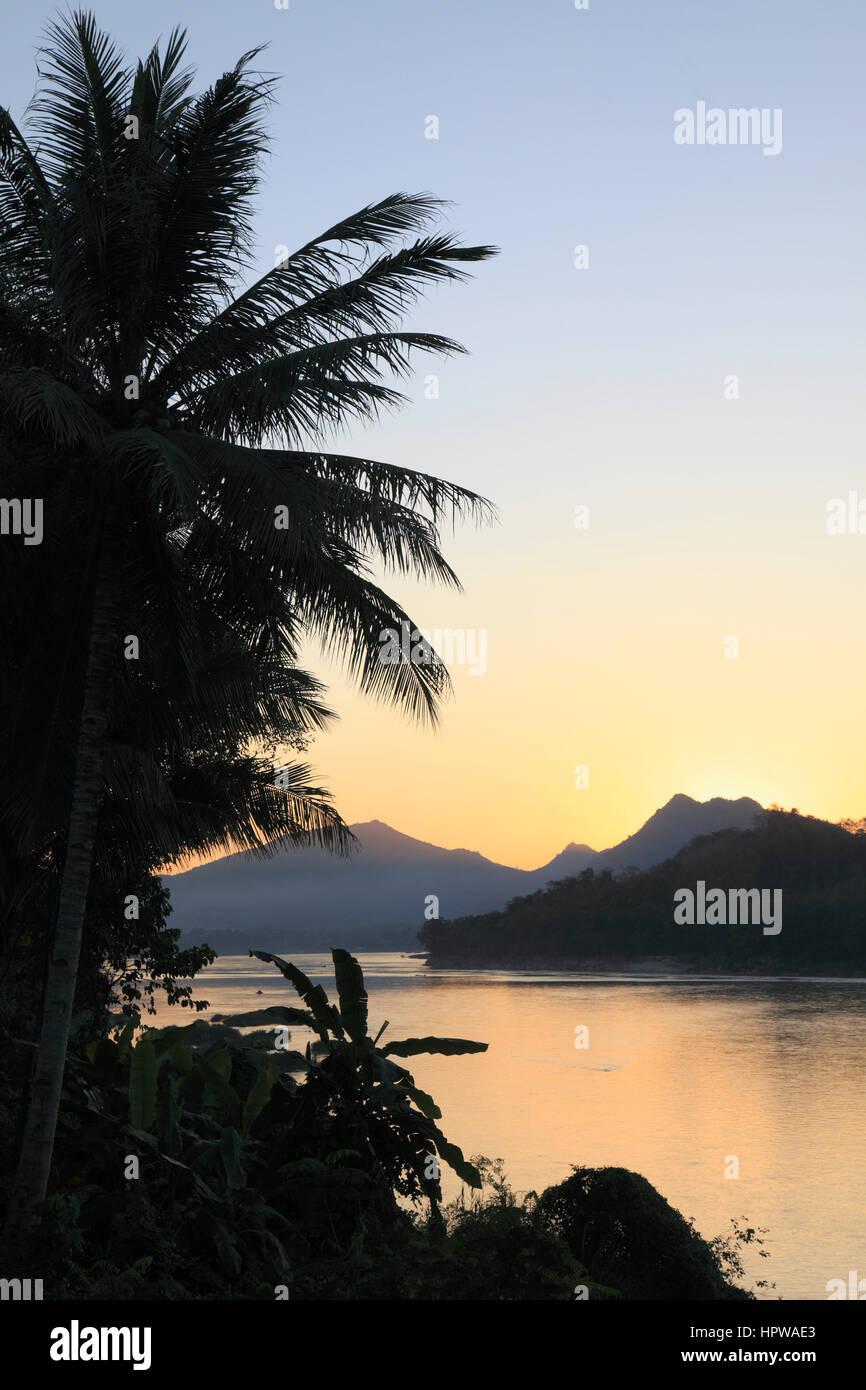 Laos Luang Prabang Mekong River Sunset Stock Photo Alamy laos-luang-prabang-mekong-river-sunset-stock-photo-alamy