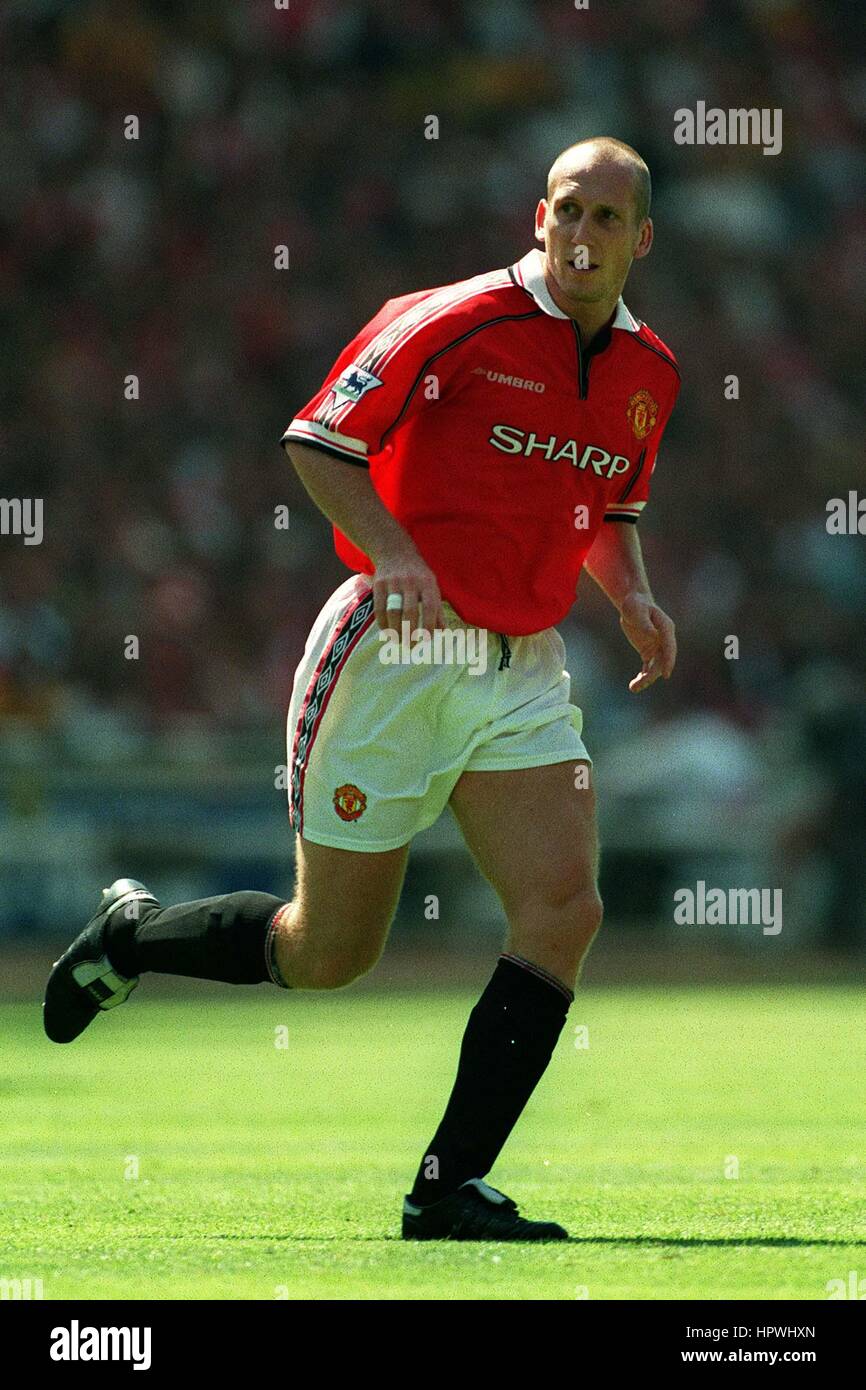 JAAP STAM MANCHESTER UNITED FC 10 August 1998 Stock Photo - Alamy