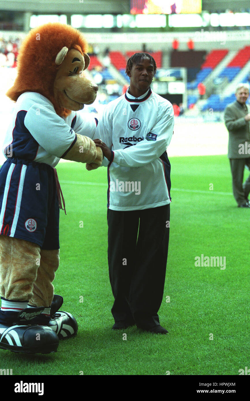 RICARDO GARDNER IS WELCOMED BY BOLTON'S MASCOT LOFTY THE LION 17 August 1998 Stock Photo