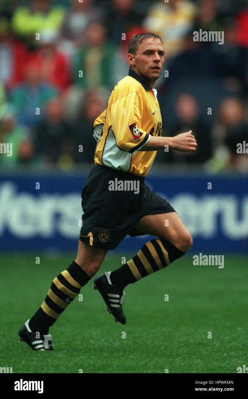 ドルトムント/ユルゲン・コーラー/ホーム（1998/99） Image of KOHLER OF BORUSSIA DORTMUND CELEBRATES GOAL, 1998