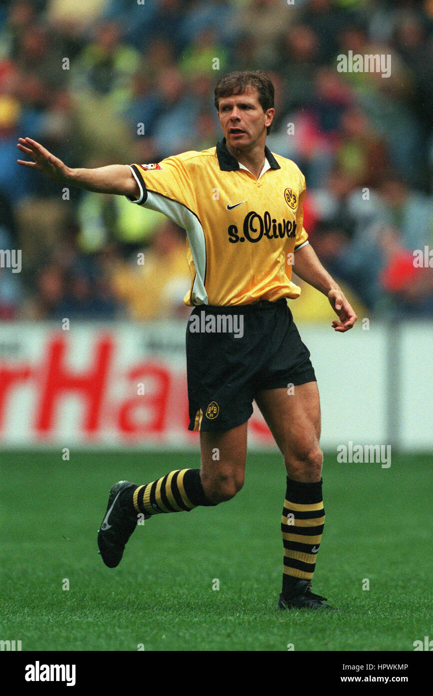 ANDREAS MOLLER BORUSSIA DORTMUND FC 25 August 1998 Stock Photo - Alamy