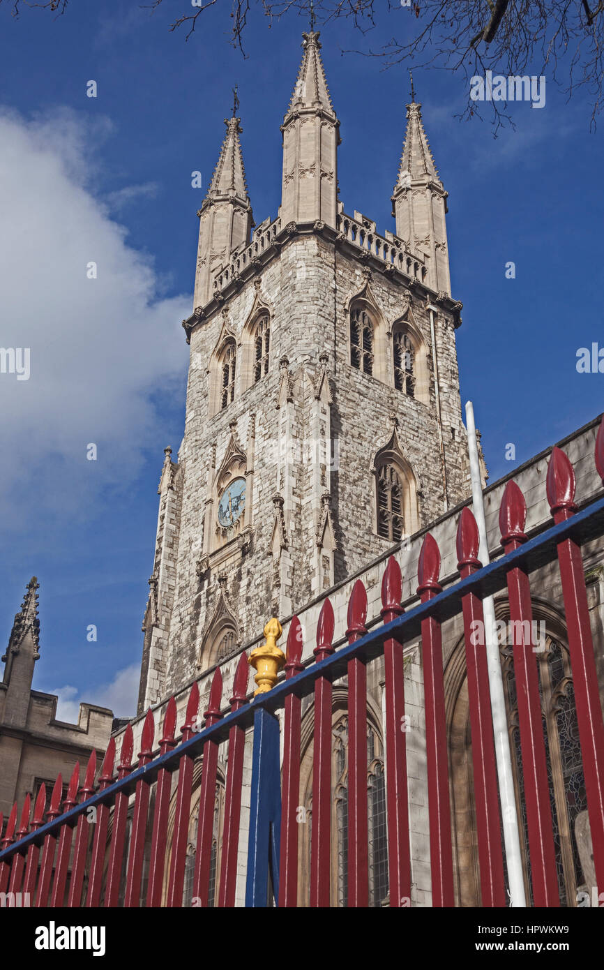 City of London   St Sepulchre-without-Newgate, with railings painted in the colours of The Royal Fusiliers (City company) Stock Photo