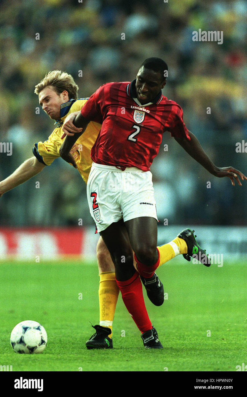 SOL CAMPBELL ANDREAS ANDERSSON SWEDEN V ENGLAND 07 September 1998 Stock Photo