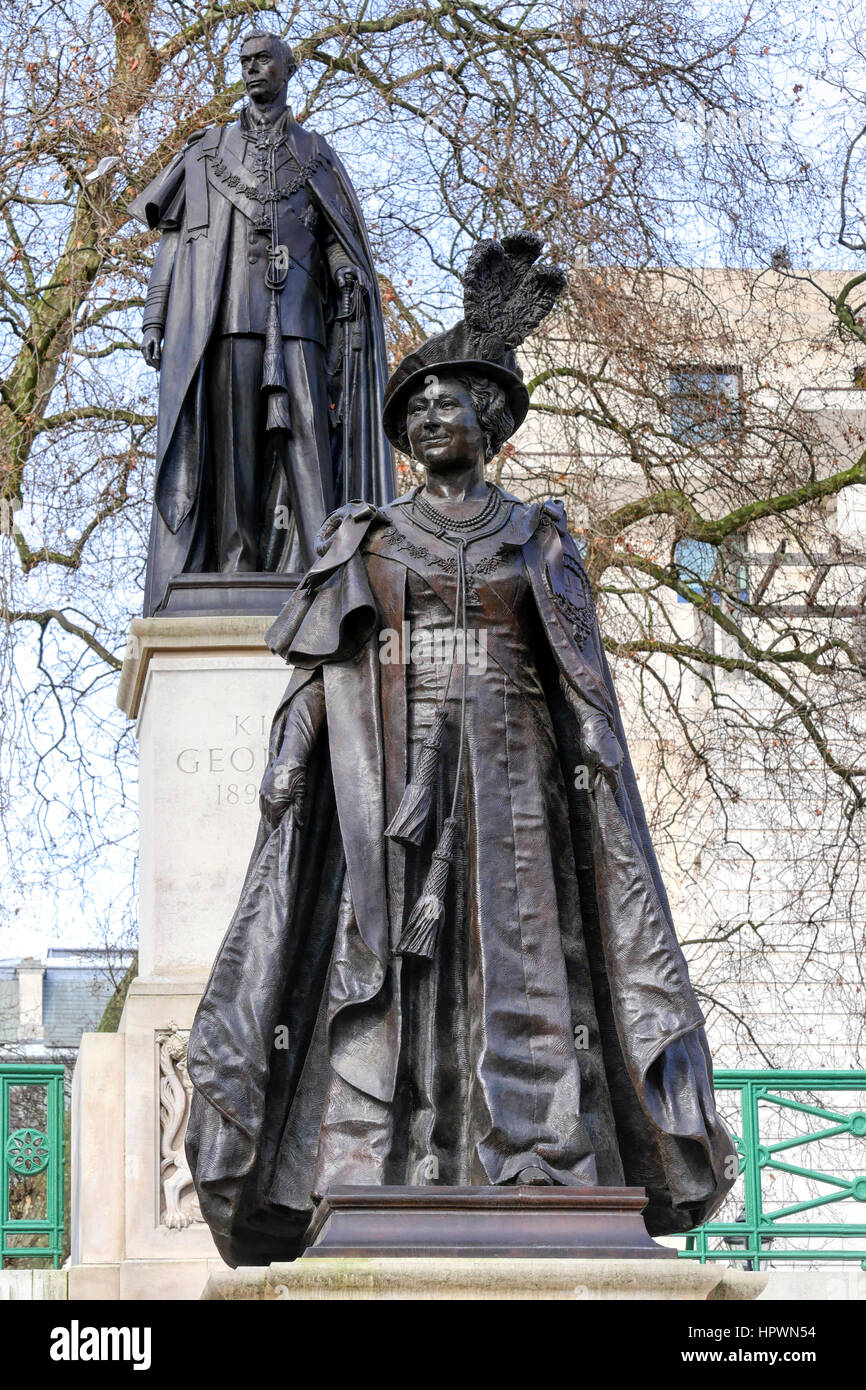Statue of Queen Elizabeth, the Queen Mother, on the Mall near Buckingham Palace, with a statue