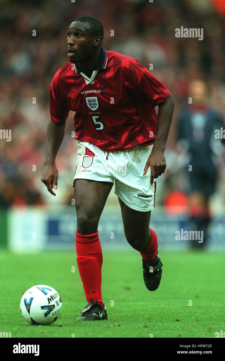 SOL CAMPBELL ENGLAND & TOTTENHAM HOTSPUR FC 12 October 1998 Stock Photo