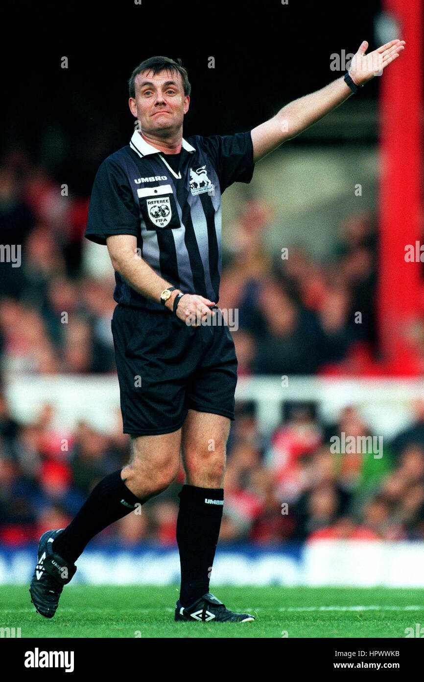 GARY WILLARD PREMIER LEAGUE REFEREE 09 November 1998 Stock Photo Alamy