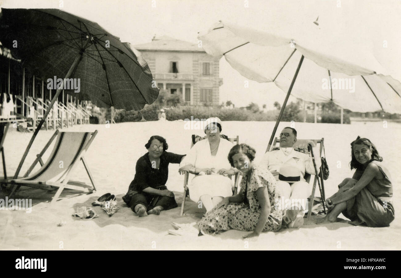 1930s family beach hi-res stock photography and images - Alamy